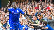 Pemain Chelsea, Kurt Zouma merayakan golnya ke gawang Arsenal di Stamford Bridge, Sabtu (19/9/2015). Chelsea keluar sebagai pemenang dengan skor 2-0. (Reuters/John Sibley)