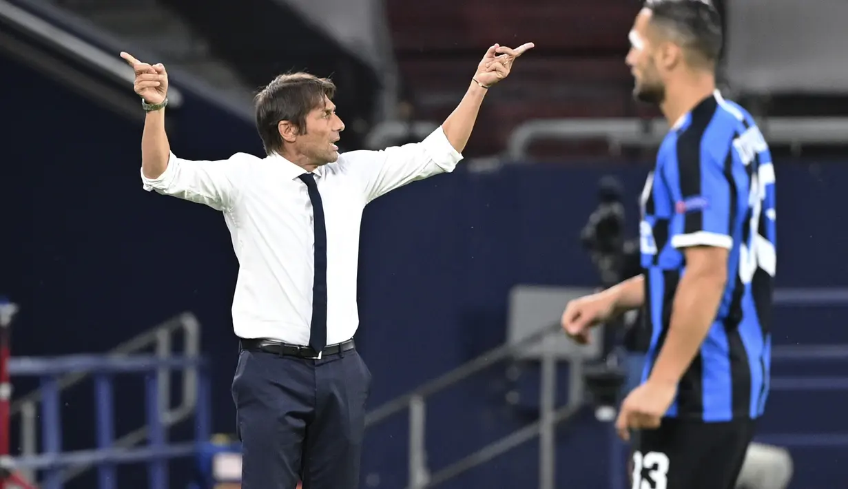 Pelatih Inter Milan, Antonio Conte menginstruksikan pemainnya saat bertanding melawan Getafe pada pertandingan babak 16 besar Liga Europa di Veltins-Arena di Gelsenkirchen, Jerman, Rabu, (5/8/2020). Inter menang 2-0 atas Getafe dan melaju ke perempat final.  (AP Photo/Ina Fassbender)