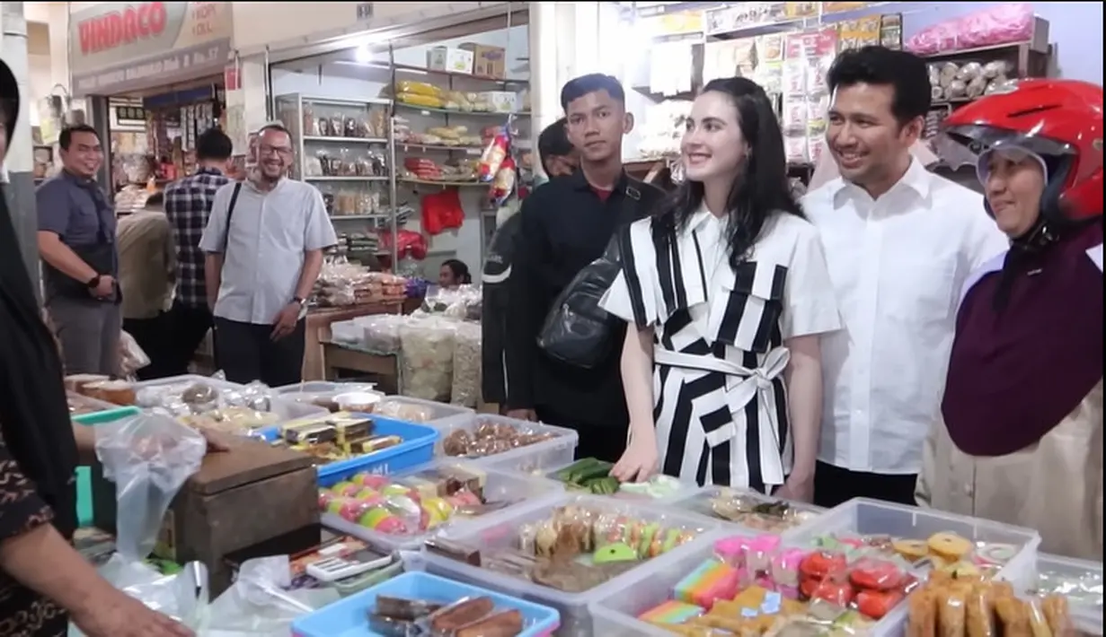 Selain sayur, ikan, hingga buah-buahan, yang tidak ketinggalan adalah kue tradisional untuk oleh-oleh anak-anaknya. [Youtube/Arumi Bachsin]