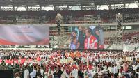 Presiden Jokowi menghadiri acara Nusantara Bersatu yang digelar sejumlah relawan di Stadion Gelora Bung Karno (GBK) Senayan, Jakarta, Sabtu (26/11/2022). Jokowi tampak mengenakan jaket bomber G20 warna merah motif putih. (Liputan6.com/Winda Nelfira)