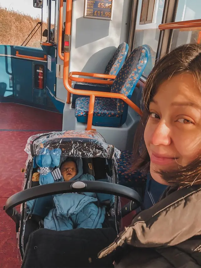 7 Momen Kimberly Ryder dan Edward Asuh Anak, Ajak Naik Bus dan Ke Museum