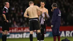 2. Phil Jagielka (Sheffield United Vs Arsenal, 2006) - Menghadapi Arsenal dirinya mampu menjadi kiper dadakan dengan cukup baik yang berbuah kemenangan. Dirinya mampu menepis peluang emas dari Robin Van Persie. (AFP/Paul Ellis)