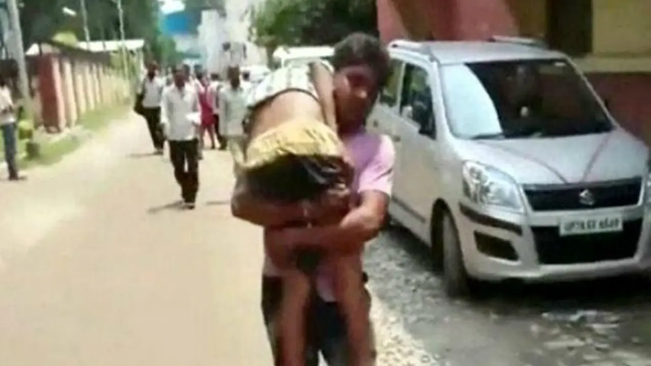 Sunil Kumar, harus kehilangan anak laki-laki yang berada di gendongannya.