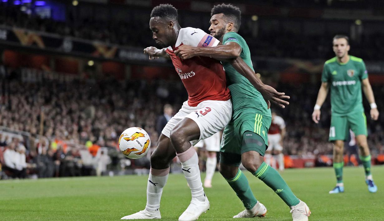 Striker Arsenal, Danny Welbeck, berebut bola dengan pemain Vorskla, Artur, pada laga Liga Europa di Stadion Emirates, London, Kamis (20/9/2018). Arsenal menang 4-2 atas Vorskla. (AP/Kirsty Wigglesworth)
