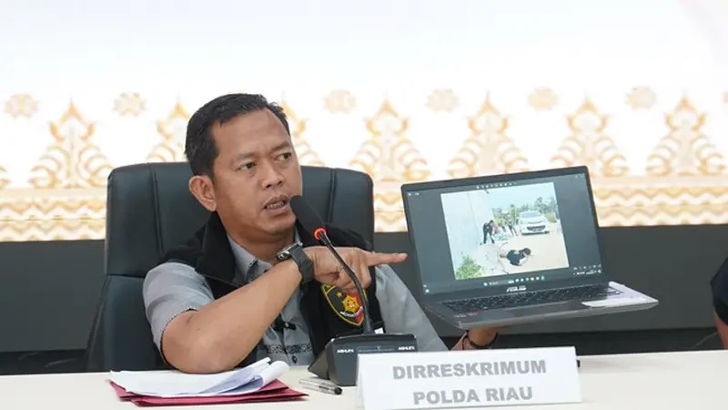 Direktur Reserse Kriminal Umum Polda Riau Kombes Asep Dermawan memperlihatkan gambar rekonstruksi terhadap polisi di Rokan Hilir yang awalnya dilaporkan dibunuh.