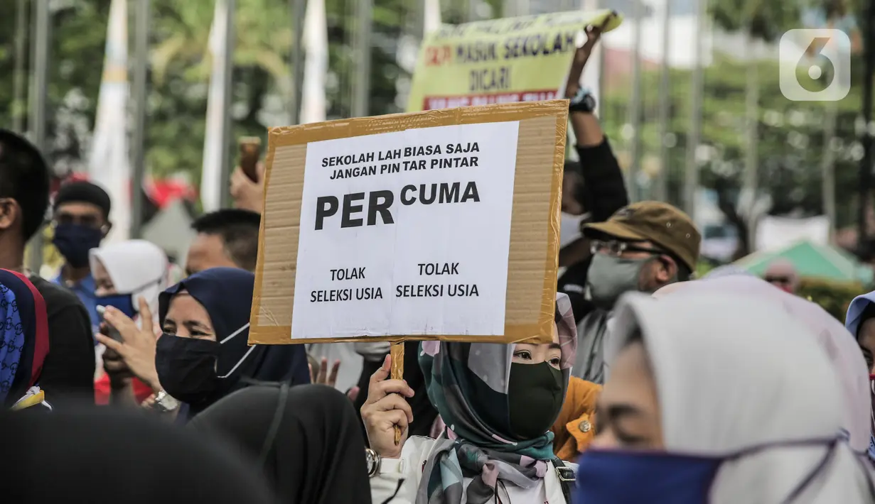 Para orang tua siswa menggelar aksi didepan gedung Balaikota, Jakarta, Selasa (23/6/2020). Mereka menuntut Gubernur DKI Jakarta Anies Baswedan menghapus prioritas usia dalam aturan Penerimaan Peserta Didik Baru (PPDB) DKI Jakarta. (Liputan6.com/Faizal Fanani)