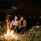 Ilustrasi menikmati malam minggu bersama pacar. (Foto oleh Trung Nguyen: https://www.pexels.com/id-id/foto/cahaya-liburan-pasangan-malam-5086357/)