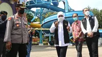 Khofifah meninjau lokasi seluncuran Kenjeran Waterpark yang ambrol. (Dian Kurniawan/Liputan6.com)