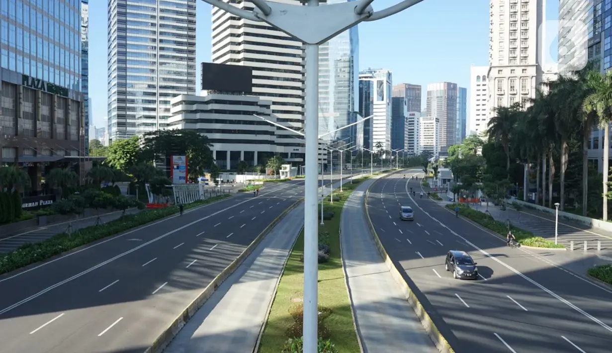 Suasana Jalan MH Thamrin dan Jalan Sudirman di Jakarta, Minggu (24/5/2020). Berbeda dengan hari biasa, kedua jalan protokol tersebut tampak lebih lengang akibat diberlakukannya PSBB yang juga bersamaan dengan Hari Raya Idul Fitri 1441 H. (Liputan6.com/Immanuel Antonius)