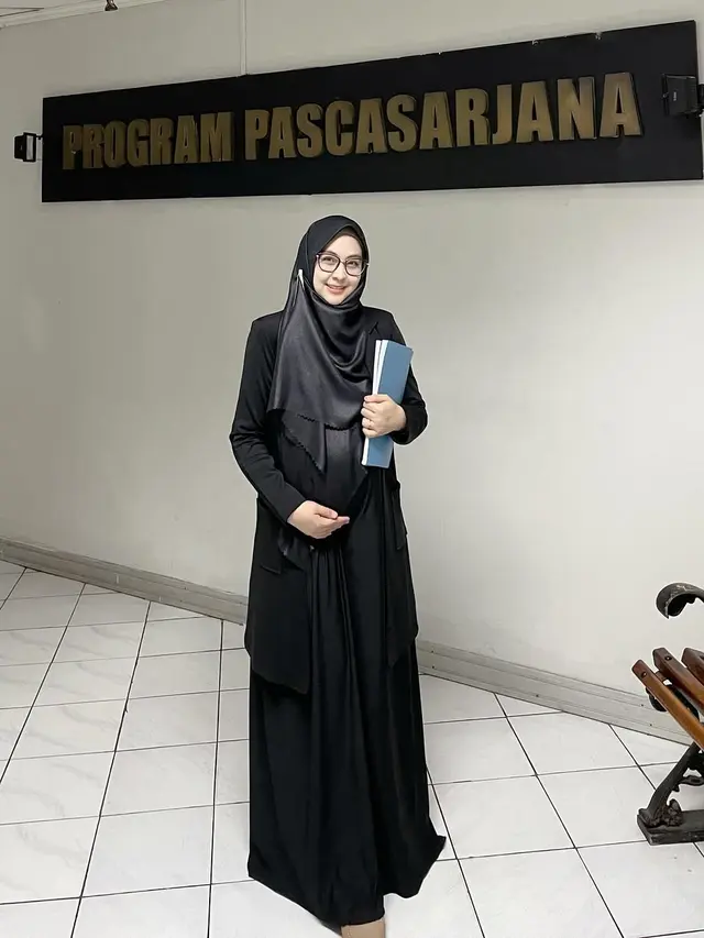 Shindy Putri Lulus Sidang S2 MARS