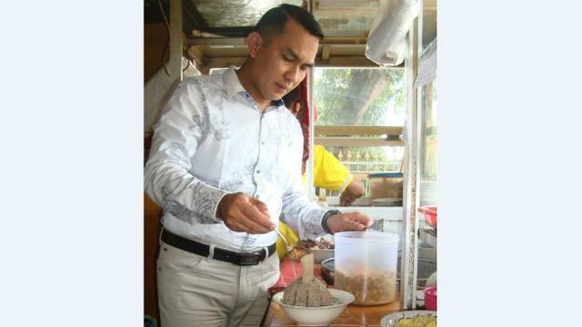 Bergaya Necis, Anggota TNI Jualan Bakso di Bogor