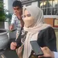 Anggota DPRD Pekanbaru Ida Yulita Susanti saat keluar dari kantor Kejari Pekanbaru. (Liputan6.com/M Syukur)