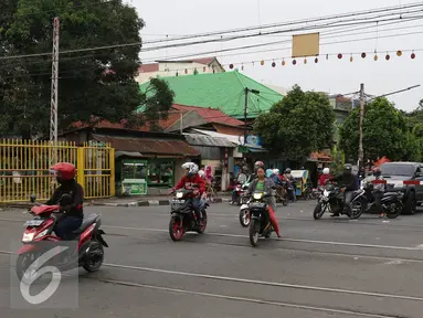 Pemotor menerobos palang pintu perlintasan kereta di kawasan Kemayoran, Jakarta, Kamis (6/10). Selain membahayakan keselamatan, buruknya perilaku pemotor tersebut juga menjadi salah satu penyebab kemacetan. (Liputan6.com/Immanuel Antonius)