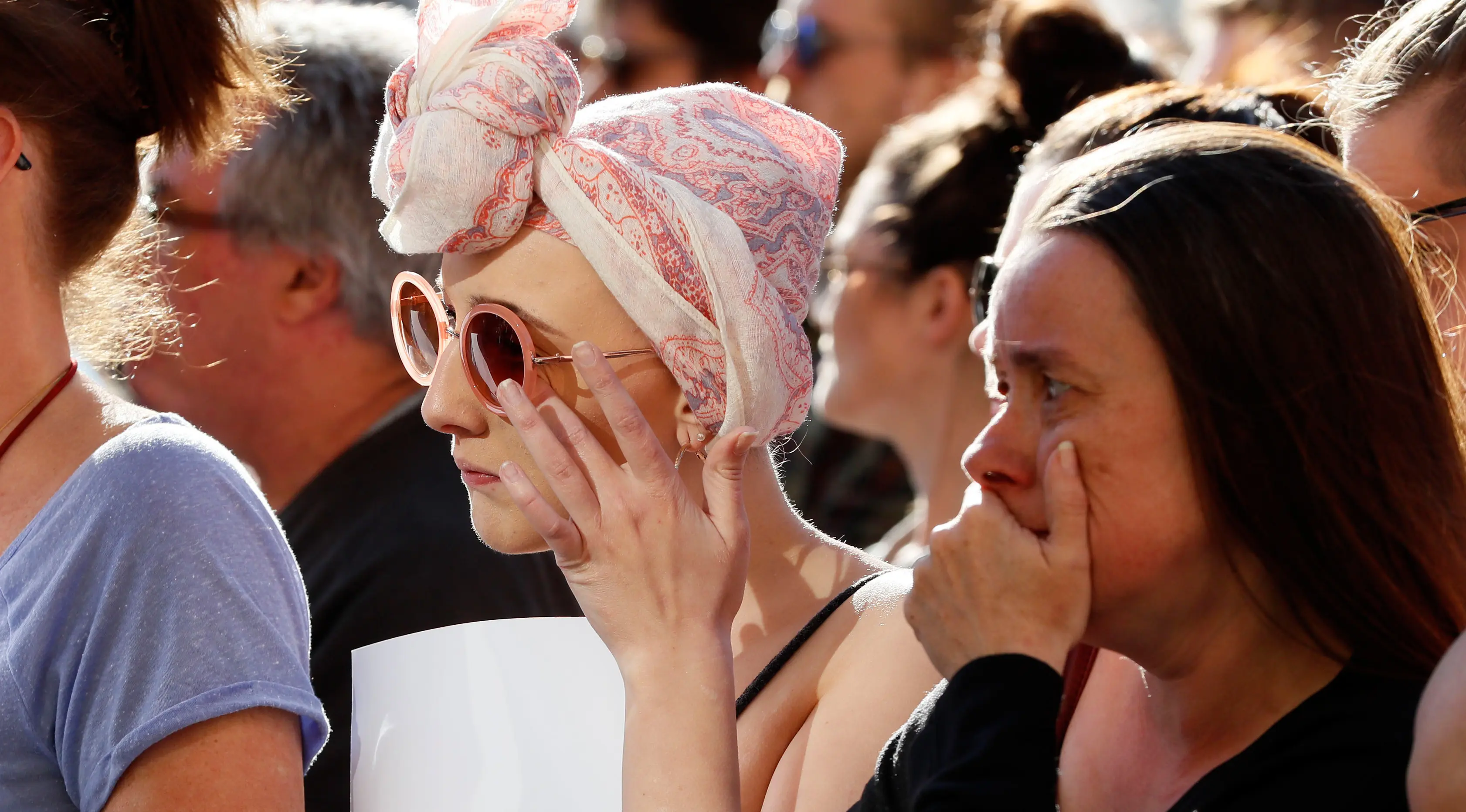 Sejumlah wanita bereaksi saat menghadiri doa bersama di Albert Square, pusat kota Manchester, Inggris, Selasa (23/5). Ribuan warga menunjukkan solidaritas terhadap korban bom di konser Ariana Grande yang menewaskan 22 orang. (AP Photo/Kirsty Wigglesworth)