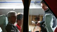 Manajer Manchester United, Jose Mourinho (kiri) dan Asisten Pelatih Rui Faria, meninggalkan Hotel Sheraton, Beijing, Tiongkok, Selasa (25/7/2016). Mourinho mengakui skuat Setan Merah tak memiliki cukup waktu untuk membentuk permainan solid akibat pembatal