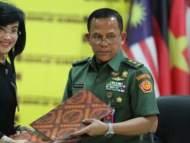 Adi Sulistyowati (kiri) dan Hartind Asrin usai menandatangani MoU Diklat Kader Bela Negara, Jakarta, Rabu (7/10). Diklat ini mendidik pegawai BNI mempunyai nasionalisme seperti prajurit  TNI. (Liputan6.com/Faizal Fanani)