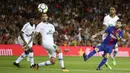 Bintang Barcelona, Lionel Messi, berusaha membobol gawang Chapecoense  pada laga trofi Joan Gamper di Stadion Camp Nou, Barcelona, Senin (7/8/2017). Barcelona menang 5-0 atas Chapecoense. (AP/Manu Fernandez)