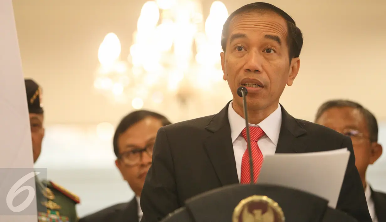 Presiden Jokowi memberikan keterangan di Bandara Halim Perdanakusuma, Jakarta, Jumat (11/9). Jokowi melaksanakan kunjungan kerja ke Arab Saudi, Qatar,dan Uni Emirat Arab untuk pembicaraan kerja sama di bidang ekonomi. (Liputan6.com/Faizal Fanani)