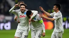 Pemain Napoli Giovanni Di Lorenzo (tengah) merayakan dengan rekan setimnya usai mencetak gol ke gawang Eintracht Frankfurt pada pertandingan sepak bola babak 16 besar Liga Champions di Deutsche Bank Arena, Frankfurt, Jerman, 21 Februari 2023. Napoli mengalahkan Eintracht Frankfurt dengan skor 2-0. (AP Photo/Michael Probst)