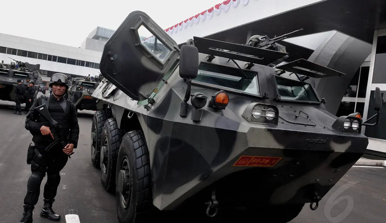 Petugas berpakaian serba hitam dan bersenjata lengkap juga terlihat berjaga di sekitar tank tersebut, Jakarta, Jumat (15/8/14). (Liputan6.com/Johan Tallo)