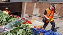 Deretan bunga memenuhi pintu masuk Stasiun Park Pobedy, Moskow, lokasi tergelincirnya kereta bawah tanah yang menewaskan 20 penumpang, (16/7/2014). (AFP PHOTO/Alexander Nemenov)