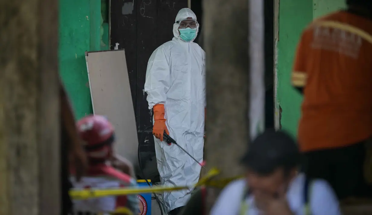 Saat ini total korban insiden tersebut sudah mencapai 158 orang ditambah dengan 5 bagian tubuh yang belum teridentifikasi. 104 korban dinyatakan selamat dan 54 orang dinyatakan meninggal dunia. (JUNI KRISWANTO/AFP)