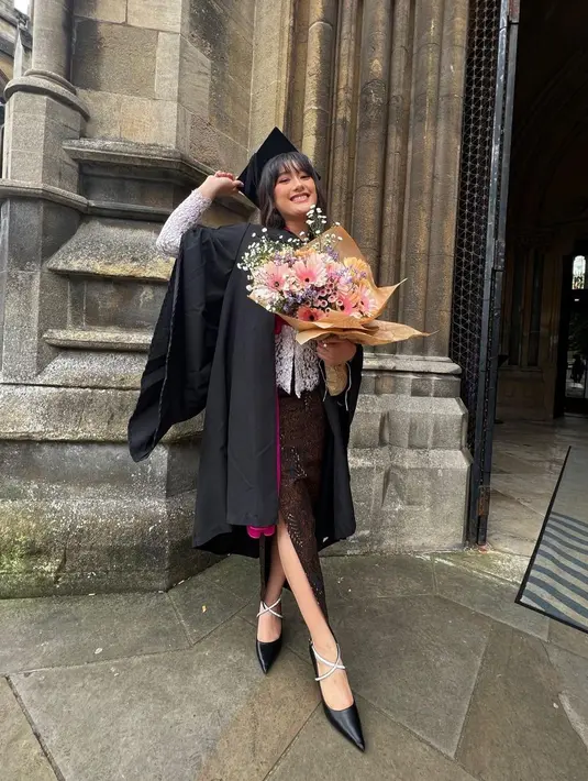 Lulus dari UWE Bristol, penyanyi Amanda Caesa yang juga putri Parto Patrio tampil cantik kenakan kebaya Bali warna putih dengan selendang bali warna fuschia. [Instagram].