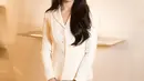 Yasmin tampil clean feminin dengan all white dan Dioriviera Medium Lady D-Lite Bag seharga Rp94jutaan  [Dior]