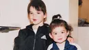 Untuk yang terakhir ini pasti kamu tahu. Sudah lucu dan menggemaskan dari lahir, dua bocah yang ada dalam foto tersebut adalah Kendall dan Kylie Jenner. (Daily Mail)