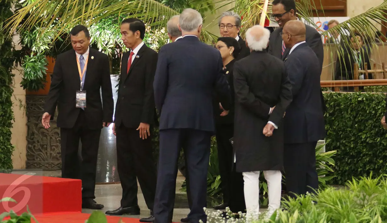Presiden Jokowi bersama sejumlah delegasi dari beberapa negara bersiap untuk melakukan penandatanganan Jakarta Concord pada KTT Indian Ocean Rim Association (IORA) 2017 di Jakarta Convention Center, Jakarta, Selasa (7/3). (Liputan6.com/Angga Yuniar)