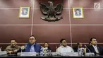 Ketua MPR Zulkifli Hasan (dua kiri) bersama Wakil Ketua MPR Oesman Sapta Odang (dua kanan), Ahmad Basarah (kanan), dan Mangindaan (kiri) saat Rapat Gabungan di Jakarta, Selasa (24/7). Sidang menyampaikan Nota Keuangan RAPBN 2019. (Liputan6.com/JohanTallo)
