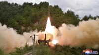 Rudal diluncurkan dari kereta api saat uji coba di lokasi yang dirahasiakan Korea Utara pada 15 September 2021. Korea Utara mengatakan uji coba rudal balistik ini sebagai bagian dari upaya berkelanjutan untuk meningkatkan “pencegahan perang”. (Korean Central News Agency/Korea News Service via AP)