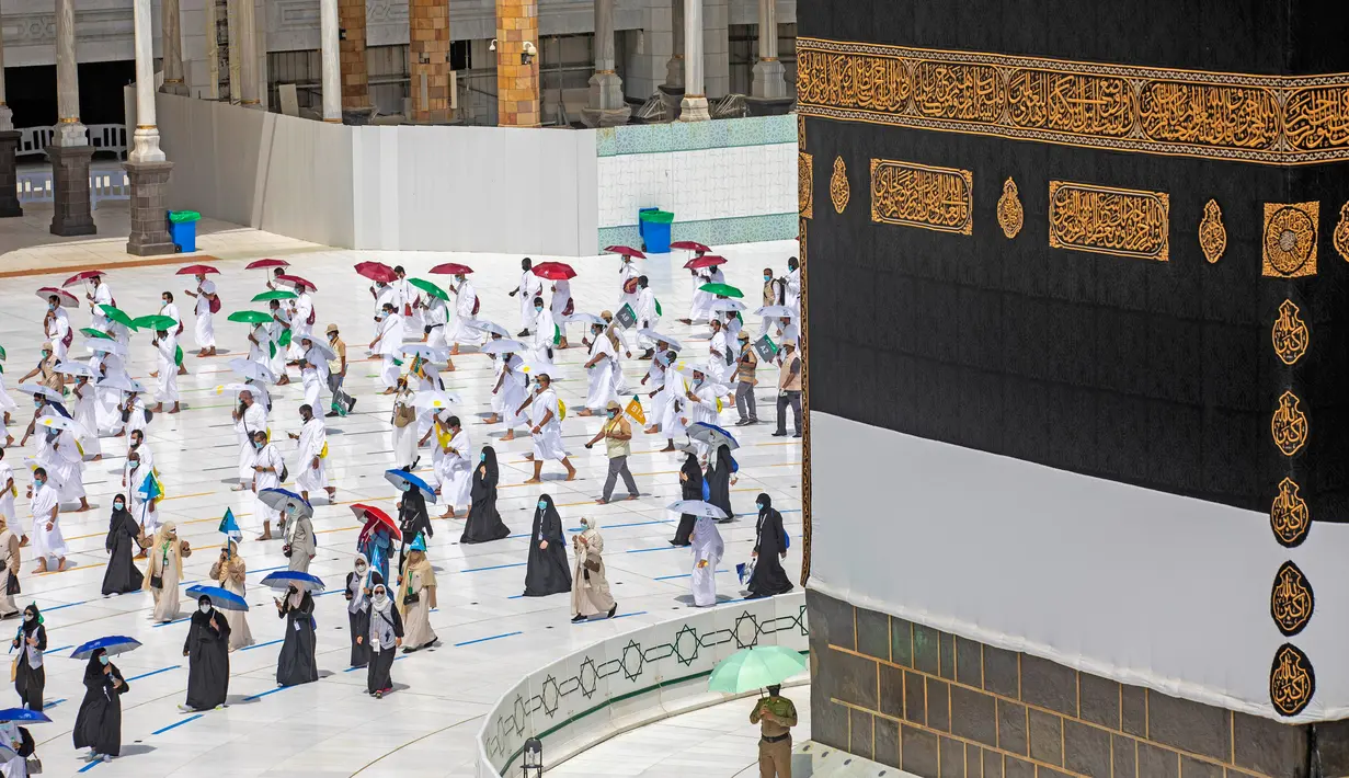 Jemaah melakukan tawaf mengelilingi Ka'bah di dalam Masjidil Haram saat melakukan rangkaian ibadah haji di tengah pandemi COVID-19 di Kota Suci Mekkah, Arab Saudi, Rabu (29/7/2020).  Tawaf dilakukan dengan menjaga jarak mengikuti garis-garis yang telah ditentukan. (Saudi Media Ministry via AP)