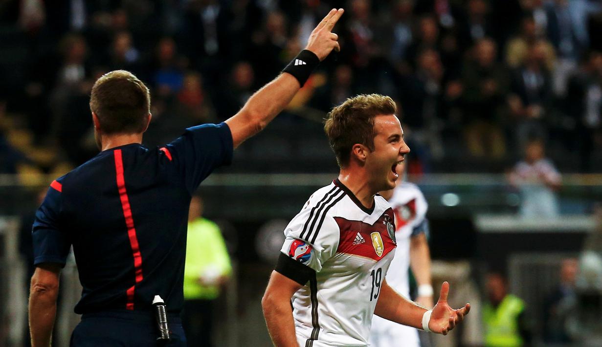 Pemain Jerman, Mario Goetze, merayakan gol yang dicetaknya ke gawang Polandia dalam Kualifikasi Piala Eropa 2016 di Frankfurt, Jerman. (4/9/2015). (Reuters/Kai Pfaffenbach)