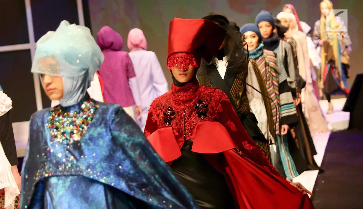 Sejumlah model mengenakan koleksi busana muslim dalam parade fashion saat pembukaan Muslim Fashion Festival (Muffest) 2018 di Plenary Hall Jakarta Convention Center, Kamis (19/4). (Liputan6.com/Immanuel Antonius)