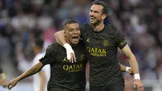 Penyerang Paris Saint-Germain (PSG) Kylian Mbappe berselebrasi bersama Fabian Ruiz setelah mencetak gol ke gawang Auxerre pada pekan ke-36 di Stade de I’Abbe Deschamps, Senin (22/5/2023) WIB. (AP Photo/Thibault Camus)
