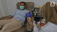 Petugas mengambil darah pendonor di kantor PMI DKI Jakarta, Jumat (20/3/2020). Dampak meluasnya Virus Corona COVID-19, stok darah di PMI Jakarta menurun 60 - 70 persen hingga membuat pihak rumah sakit membuka donor darah atau mengirim pendonor ke PMI. (Liputan6.com/Herman Zakharia)