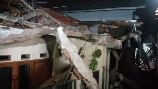 Tembok Setinggi 15 Meter Ambruk Timpa 3 Rumah di Bogor