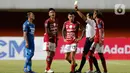 Pemain Bali United, I Made Andhika Pradana Wijaya, menerima kartu kuning dari wasit setelah melanggar pemain Persib Bandung dalam pertandingan Babak Penyisihan Piala Menpora 2021 di Stadion Maguwoharjo, Sleman. Rabu (24/3/2021). (Bola.com/Arief Bagus)