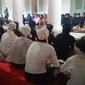 Warga Suku Badui Dalam dan Luar bertemu Gubernur Banten Wahidin Halim dalam Seba Baduy. (Liputan6.com/ Yandhi Deslamata)