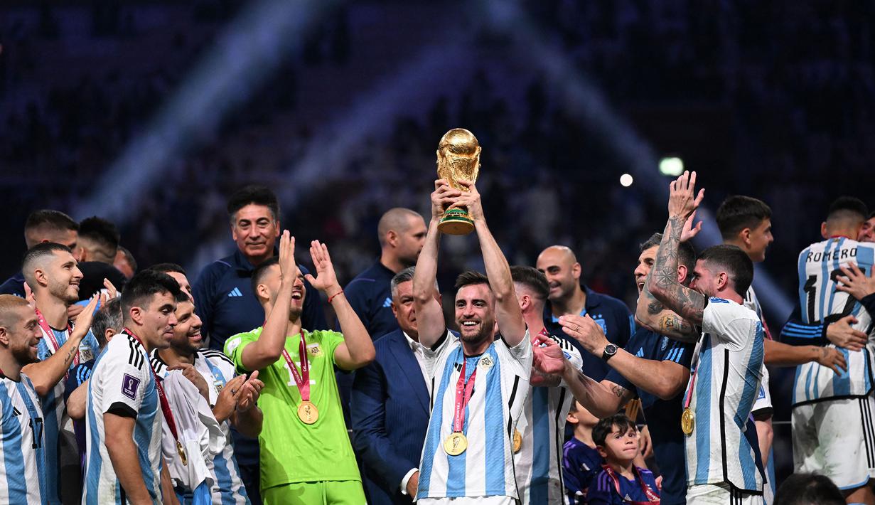 Nicolas Tagliafico (tengah) total tampil dalam dua laga bersama Timnas Argentina U-17 pada Piala Dunia U-17 2009 di Nigeria. Argentina harus tersingkir di babak 16 besar Piala Dunia U-17 2009 setelah kalah 2-3 dari Kolombia. Pada Piala Dunia 2022, Nicolas Tagliafico menjadi andalan di sektor kiri pertahanan Timnas Argentina yang akhirnya menjuarai Piala Dunia 2022 Qatar setelah mengalahkan Prancis lewat adu penalti 4-2 (3-3). (AFP/Kirill Kudryavtsev)