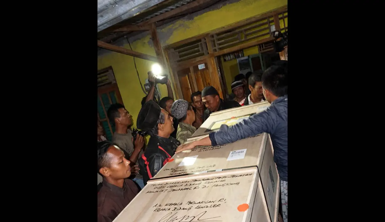 Peti jenazah Sumarti Ningsih, buruh migran yang menjadi korban pembunuhan di Hongkong saat dibawa masuk ke rumah duka di Desa Gandrungmangu, Cilacap, Jateng. (ANTARA FOTO/Idhad Zakaria)