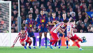 Pemain Atletico Madrid, Julian Alvarez, melepaskan tendangan bebas ke gawang Barcelona pada leg pertama perempat final Liga Champions 2025/2026 di Stadion Camp Nou, Kamis (9/4/2026). (AFP/Josep Lago)