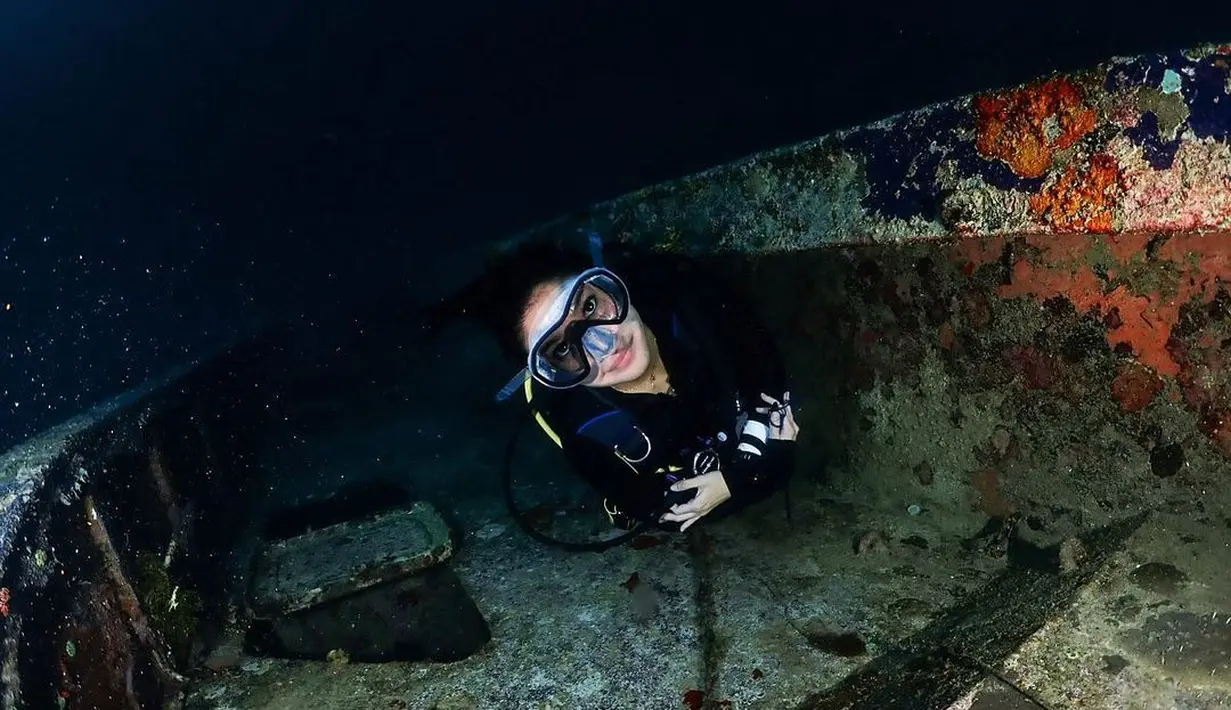 Diving di kedalaman tertentu, Naysulla Mirdad tampak piawai dan berani menjelajah di laut yang gelap.