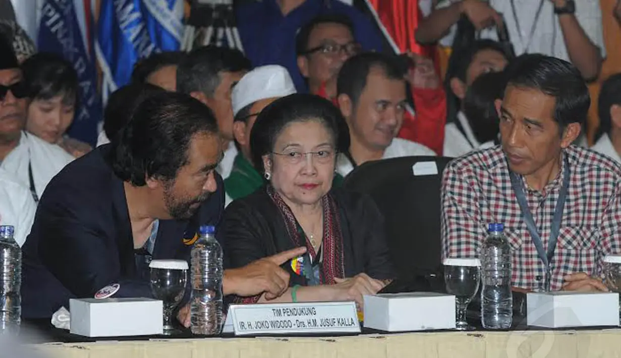 Surya Paloh dan Megawati yang ikut hadir menemani Jokowi tampak berbincang serius (Liputan6.com/Herman Zakharia)