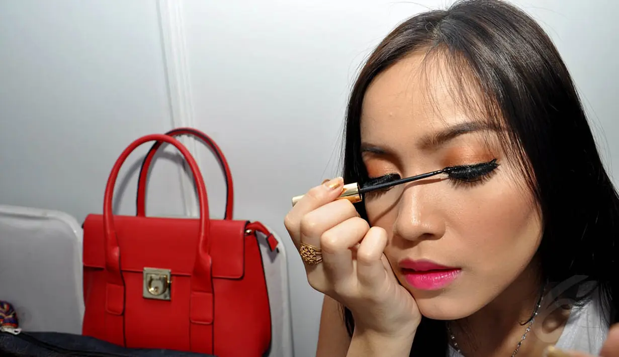 Sebelum tampil, para peserta Micel 2014 asal Jakarta mengaplikasikan make-up dan gaya rambut masing-masing, (21/9/14). (Liputan6.com/Miftahul Hayat) 