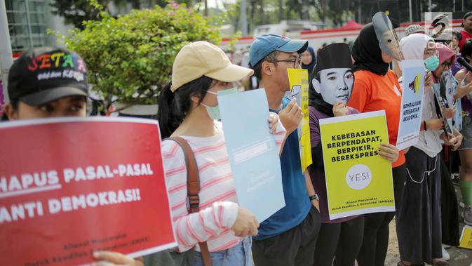 Massa yang tergabung dalam Aliansi Masyarakat Sipil untuk Keadilan dan Demokrasi menggelar aksi saat car free day (CFD) di kawasan Bundaran HI, Jakarta, Minggu (15/9/2019). Massa mengatakan RUU KUHP berpotensi digunakan untuk mengkriminalisasi korban kekerasan seksual. (Liputan6.com/Faizal Fanani)