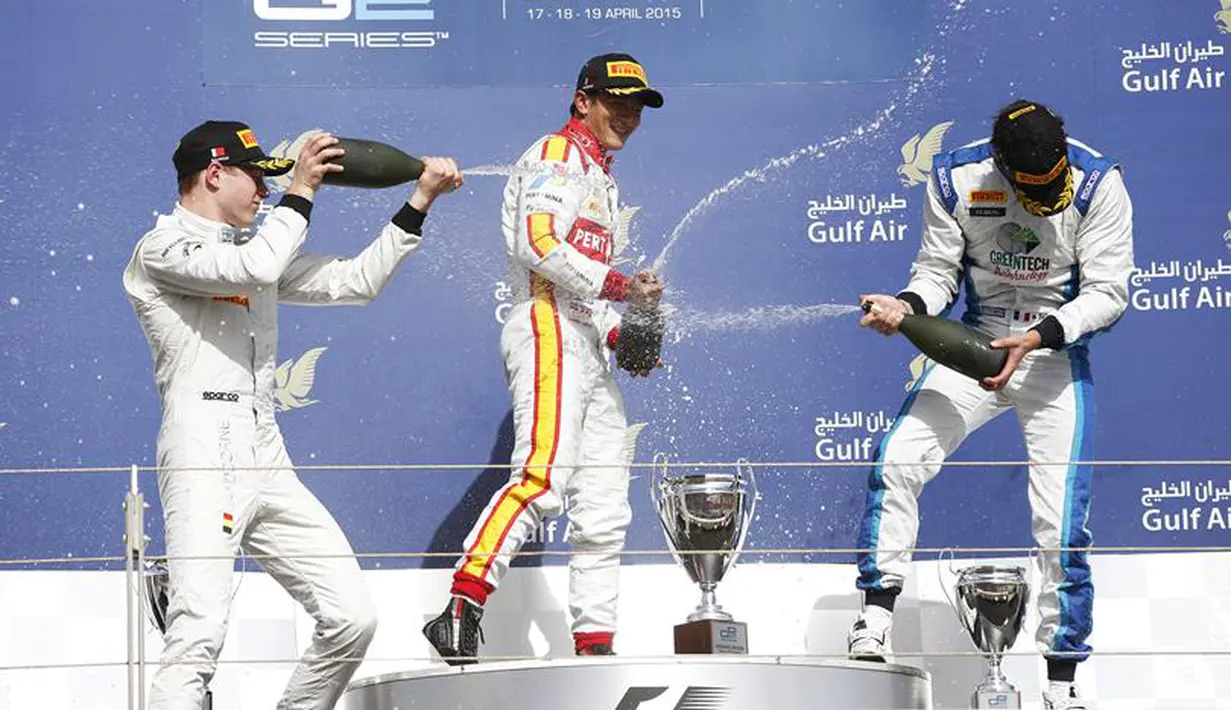 3.	Ketiga pemenang saling menyemprotkan sampanye saat podium Race 2. (photo by gp2series)