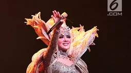 Penyanyi Syahrini saat konser Journey of Syahrini di Ciputra Artpreneur, Jakarta, Kamis (20/9). Penyanyi berusia 36 tahun tersebut membawakan 19 lagu seperti Bohong, Tatapan Cinta dan Jangan Memilih Aku feat Rendy Pandugo. (Liputan6.com/Faizal Fanani)