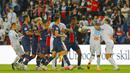 Pemain Paris Saint-Germain (PSG) bersitegang dengan pemain Marseille pada laga Ligue 1 di di Stade de France, Senin (14/9/2020). PSG takluk 0-1 dari Marseille. (AP Photo/Michel Euler)